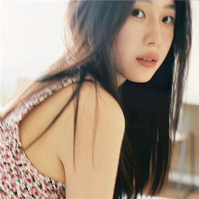 给小酒馆女子喝高杯酒